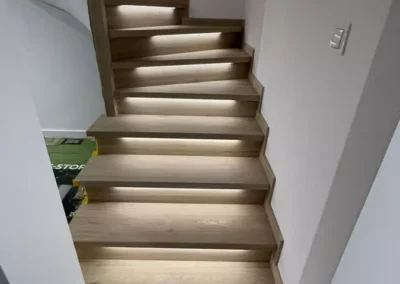 piękne podświetlane schody drewniane Gliwice