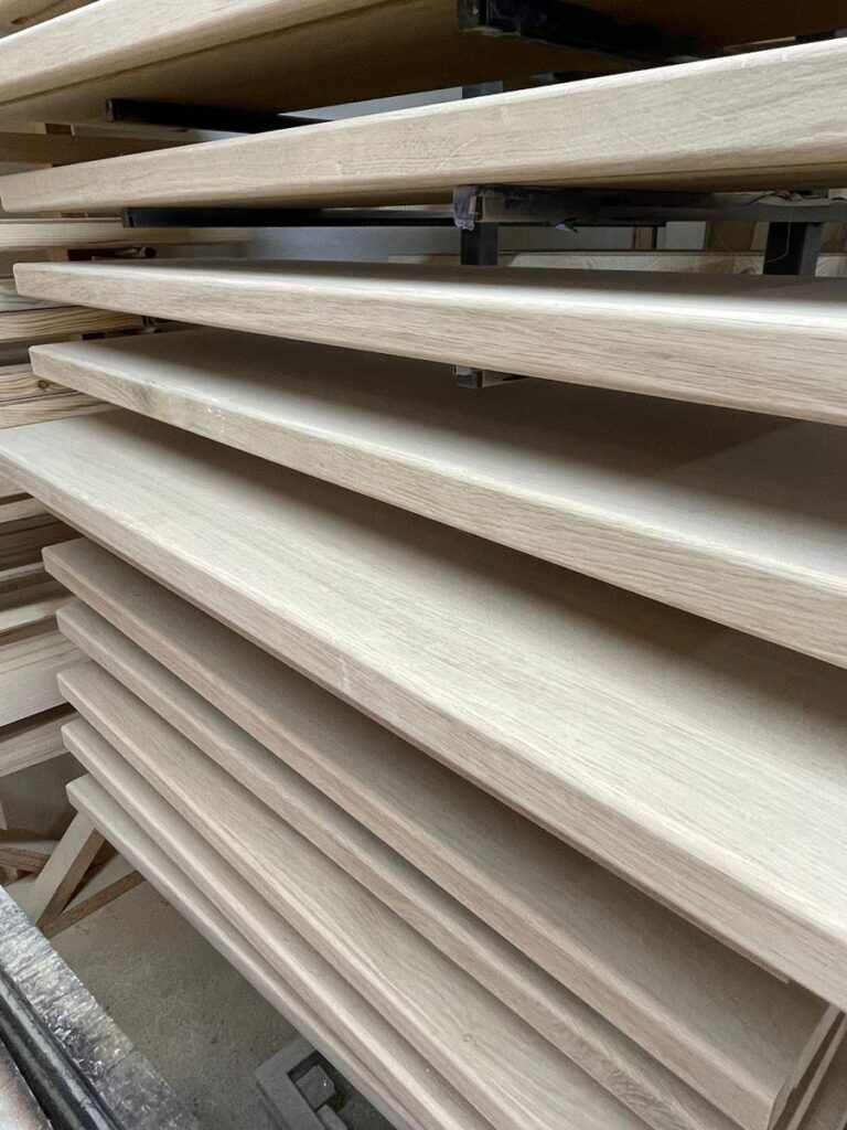 Produkujemy elementy drewniane do budowy schodów Stopnica debowa surowa przygotowana do lakierowania 768x1024 1