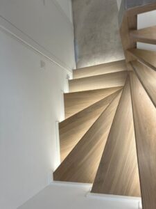 Schody Debowe Bialy podstopien bialy cokolik zabiegowe 2 768x1024 (1)