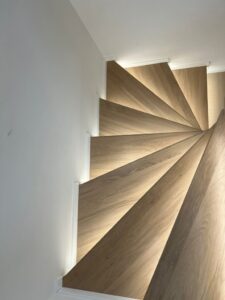 Schody Debowe Bialy podstopien bialy cokolik zabiegowe 3 768x1024