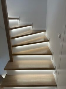 Schody Debowe Bialy podstopien bialy cokolik zabiegowe 4 768x1024