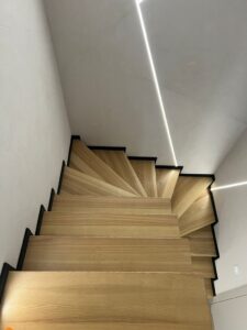 Schody Jesionowe Podstopien Jesionowy cokolik czarny 14 17 stopni 12 15 tys brutto 768x1024